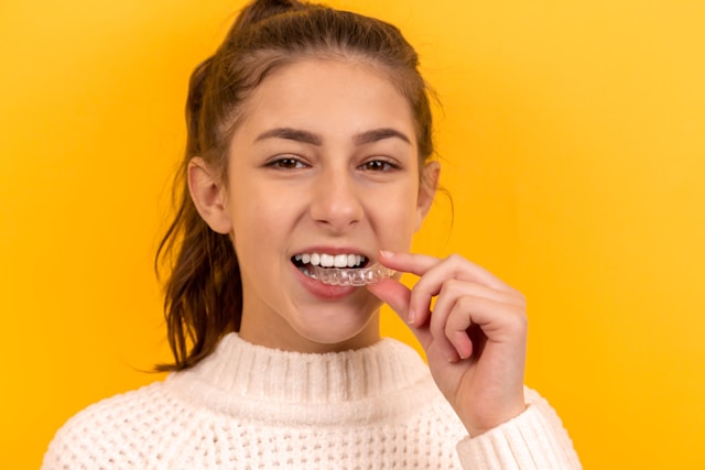 Girl puts a dental retainer